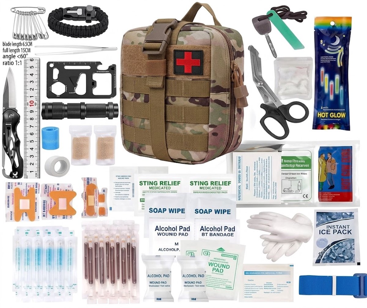 Complete 33-delige EHBO- en survivalset uitgestald met tactische tas, zakmes, zaklamp en eerste hulp artikelen