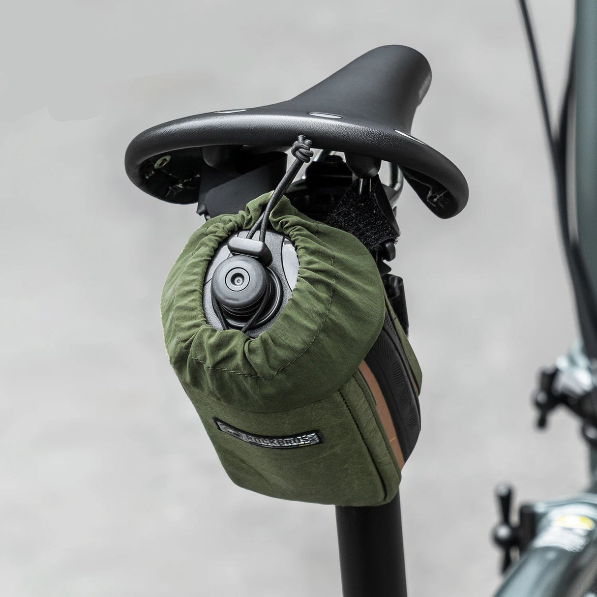 Regenbestendige fietstas met flexibele montage, bevestigd op de fietsbuis