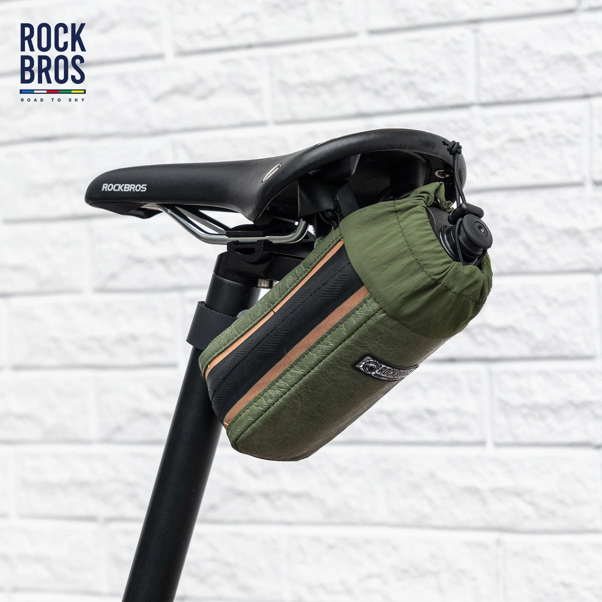 Regenbestendige fietstas met flexibele montage, bevestigd op de fietsbuis