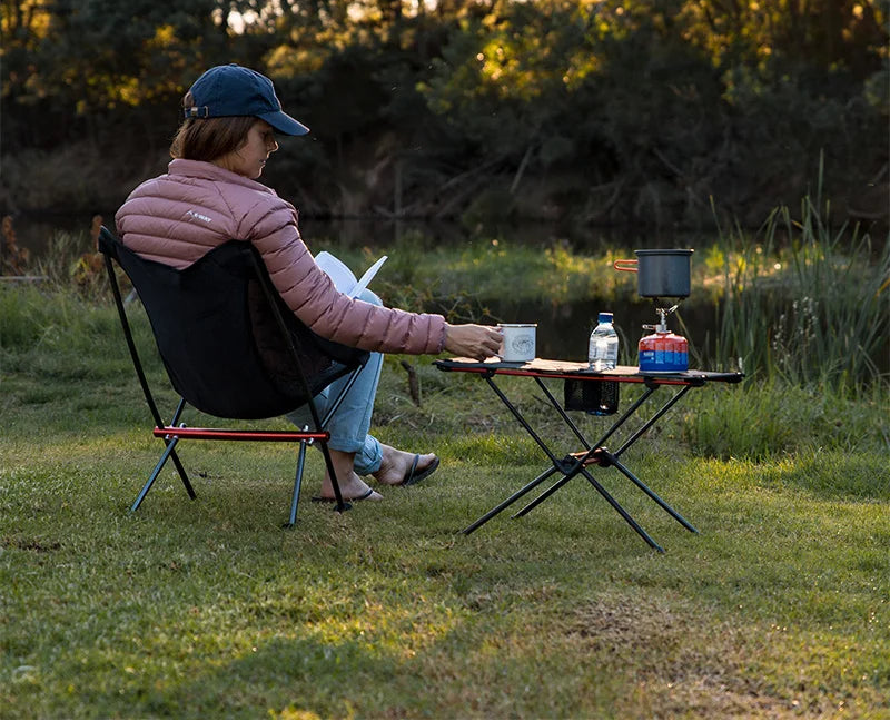 Draagbare aluminium camping- en vistafel, opgevouwen en uitgeklapt in de buitenlucht