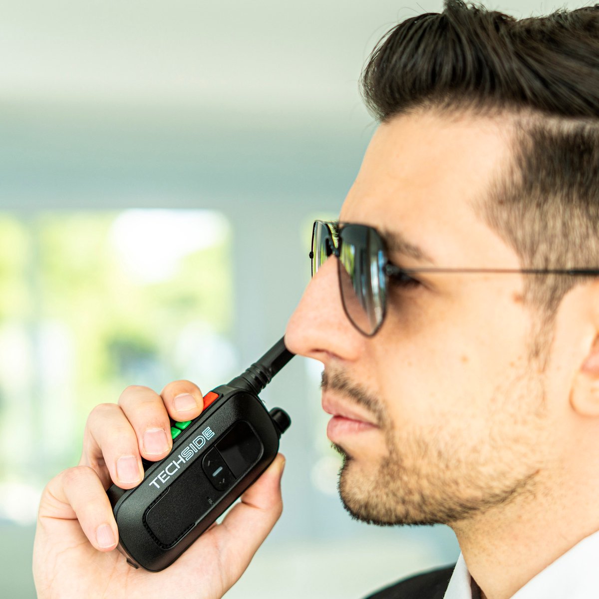Techside TS-T2 professionele portofoon met riemclip in gebruik bij outdoor en beveiliging