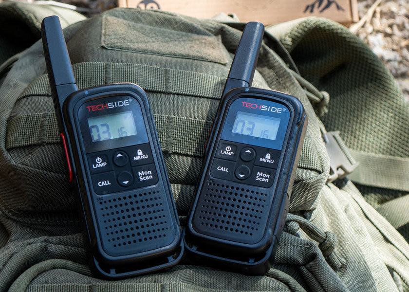 TechSide TS-T3 Go vergunningsvrije PMR446 portofoon in gebruik tijdens hiken en kamperen