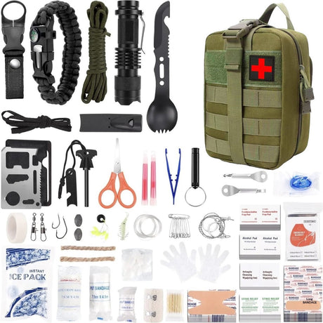 Pack Away 65-delige EHBO en survival kit uitgestald met groene MOLLE tas, zaklamp, fire starter en medische verbandmiddelen