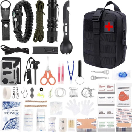 Pack Away 65-delige EHBO en survival kit uitgestald met zwarte MOLLE tas, zaklamp, fire starter en medische verbandmiddelen