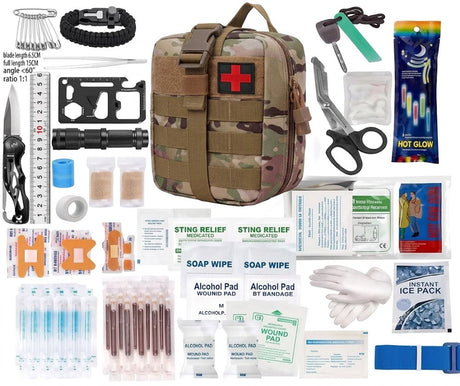 Complete 33-delige EHBO- en survivalset uitgestald met tactische tas, zakmes, zaklamp en eerste hulp artikelen