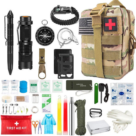Pack Away Camouflage YJTZ-008 complete survival kit uitgestald met tactische tas, rode EHBO tas, zaklamp en vuurstarter