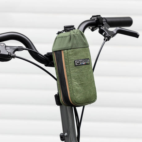 Regenbestendige fietstas met flexibele montage, bevestigd op de fietsbuis